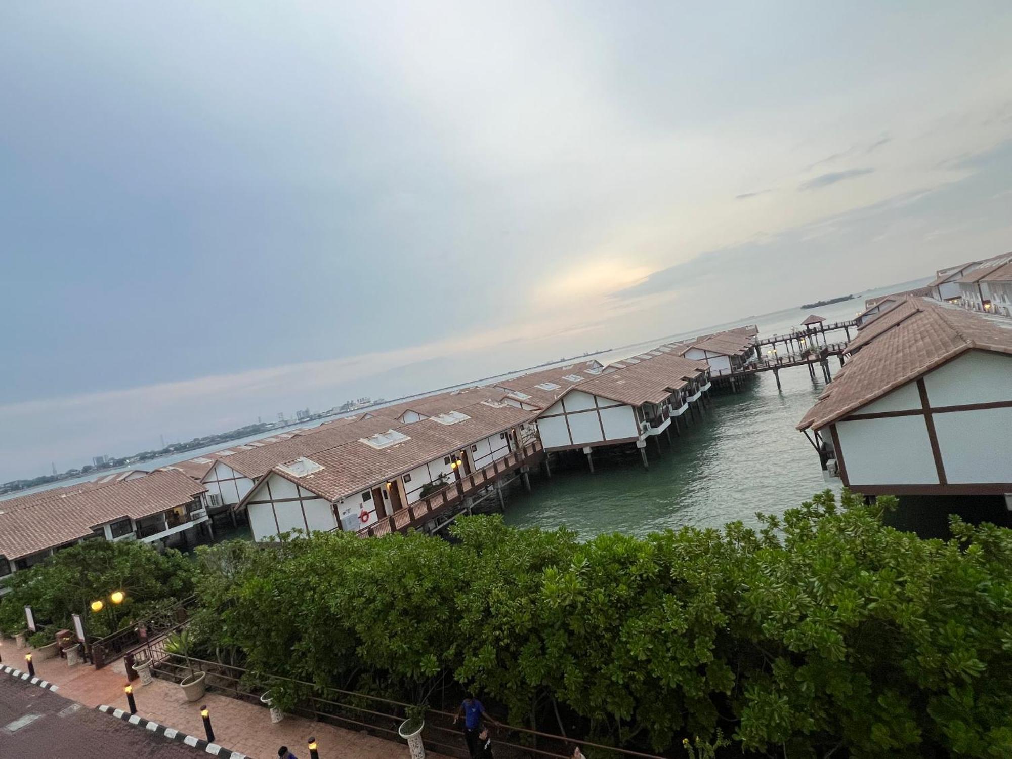 Water Chalet Pd Private Unit Porto Dickson Exterior foto
